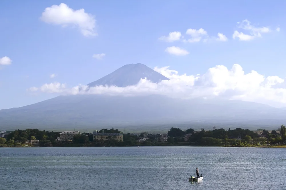 Monte Fuji sobre el lago